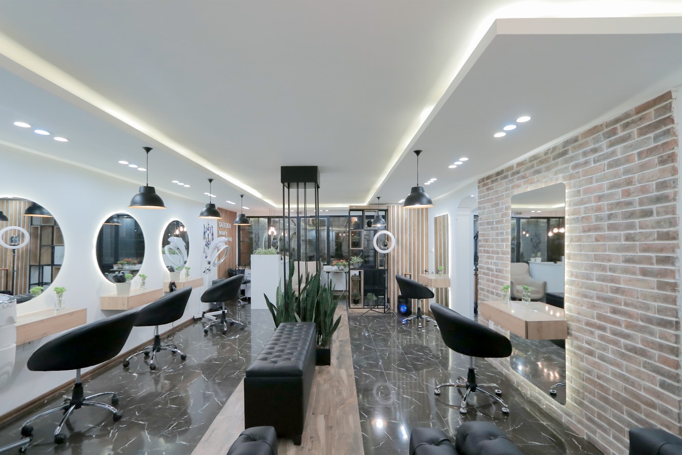 Blick durch einen Salon mit Spiegeln und Stühlen